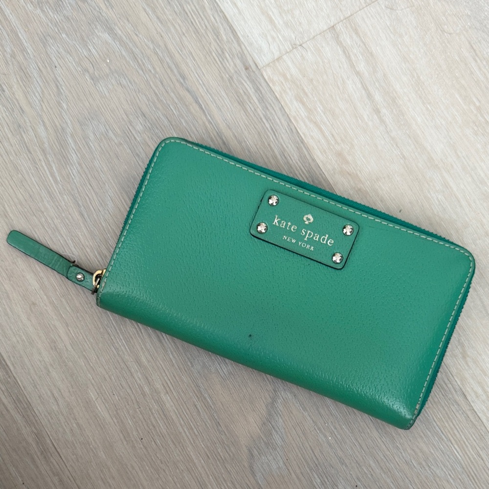 kate spade emerald green zip-around leather wallet with gold-tone plaque